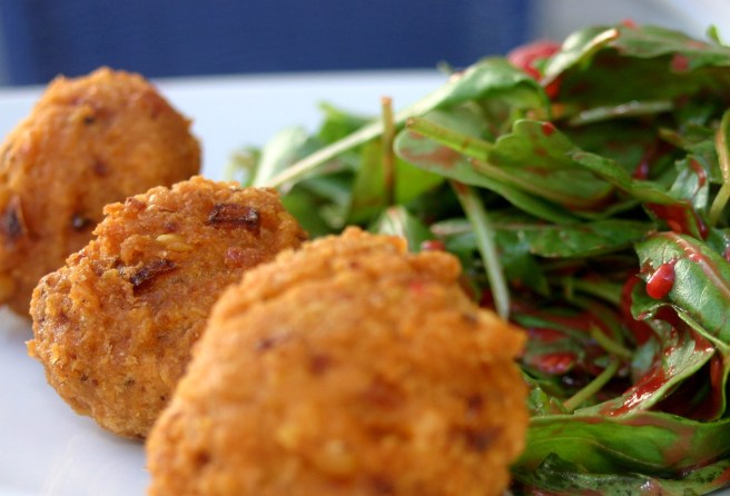 rucolasalat mit linsenbällchen