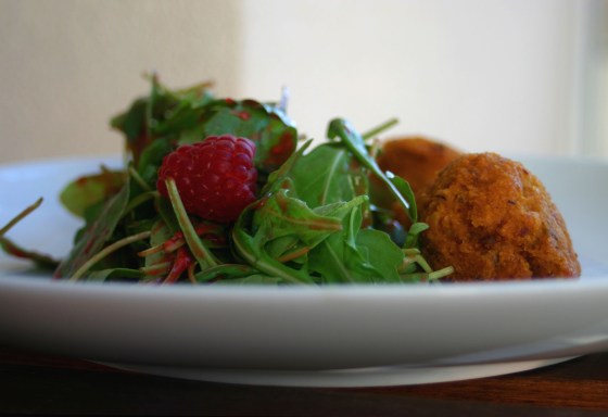 rucolasalat mit linsenbällchen