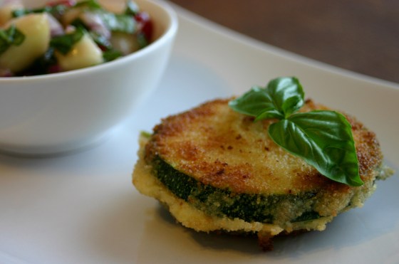 Zucchiniplätzchen mit Pfirsichsalsa Zucchiniplätzchen mit Pfirsichsalsa