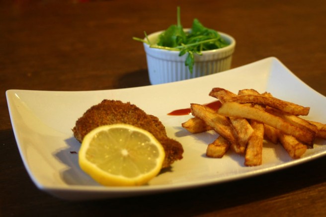 Veganes Schnitzel mit Pommes