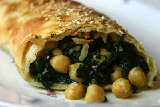 Orientalischer Spinatstrudel mit Kichererbsen