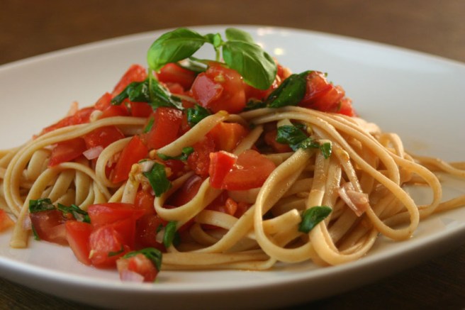 Pasta mit ungekochten Tomaten