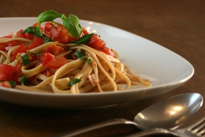 Pasta mit ungekochten Tomaten