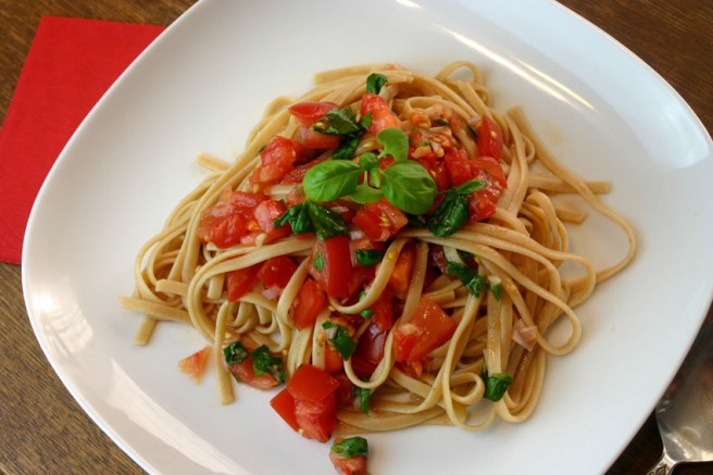 Pasta mit ungekochten Tomaten