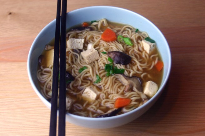 Vegane Misosuppe mit Mie-Nudeln