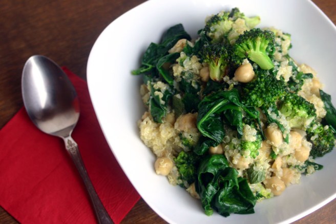 Quinoapfanne mit kichererbsen und grünem gemüse