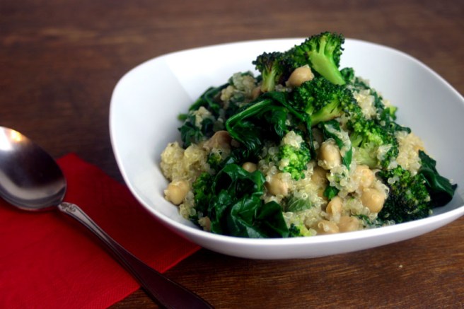 Quinoapfanne mit kichererbsen und grünem gemüse