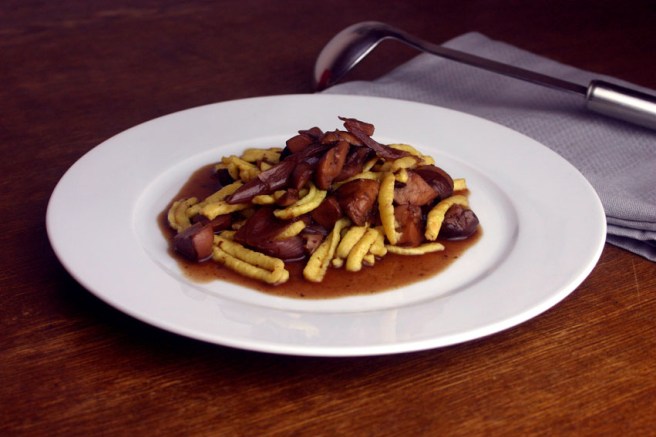 Rotweinschalotten mit Pilzen