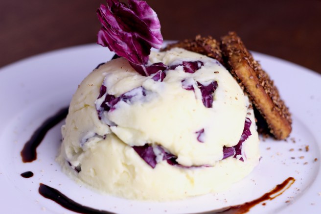 Sesamtofu an Kartoffelbrei mit Radicchio