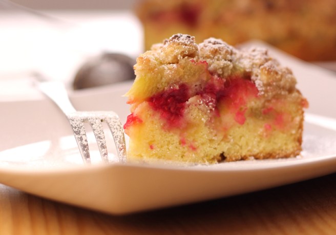 Himbeer-Rhabarber-Streuselkuchen