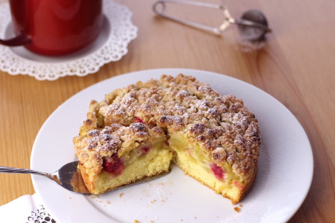 Himbeer-Rhabarber-Streuselkuchen