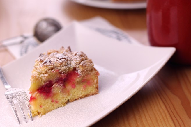 Himbeer-Rhabarber-Streuselkuchen