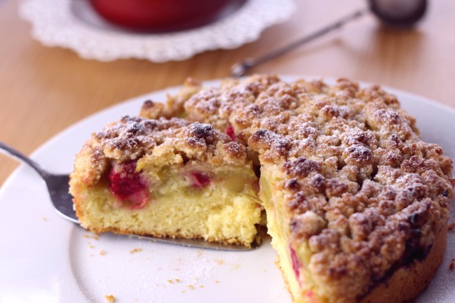Himbeer-Rhabarber-Streuselkuchen