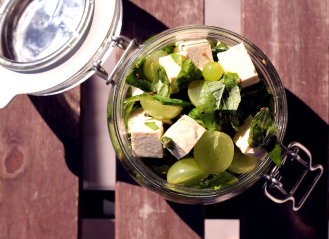 Spinat Tofu Salat Weintrauben vegan