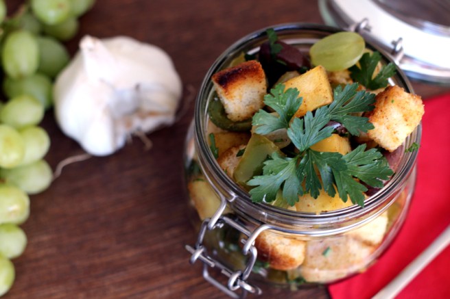 Brotsalat mit Trauben und Süßkartoffel