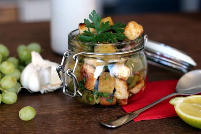 Brotsalat mit Trauben und Süßkartoffel