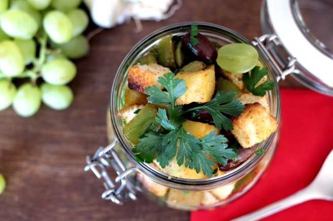 Brotsalat mit Trauben und Süßkartoffel