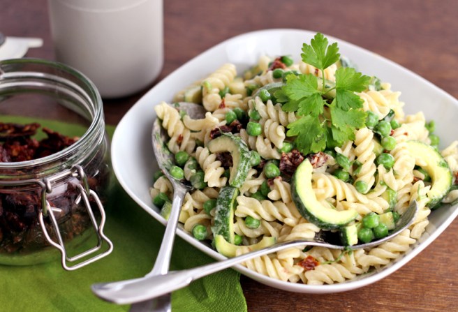 Nudelsalat mit Tahini-Dressing vegan Rezept