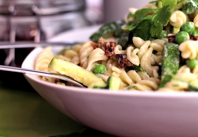 Nudelsalat mit Tahini-Dressing vegan Rezept