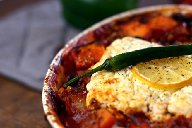 Feta auf geschmortem Ofengemüse