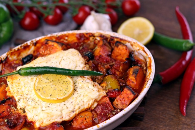 Feta auf geschmortem Ofengemüse