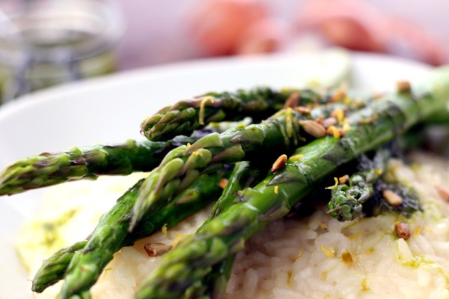 eganes Spargel-Risotto mit Basilikumöl 