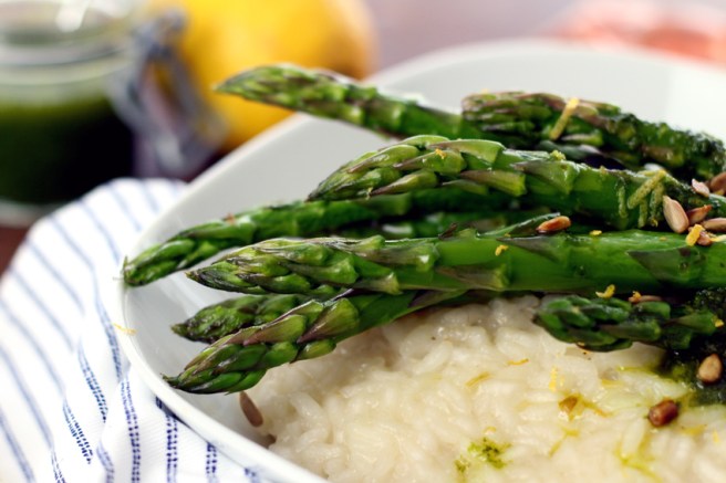 eganes Spargel-Risotto mit Basilikumöl 