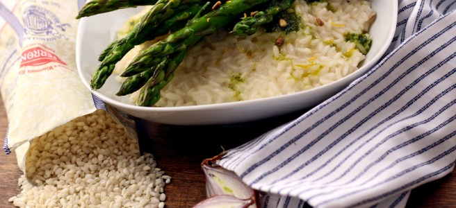 eganes Spargel-Risotto mit Basilikumöl